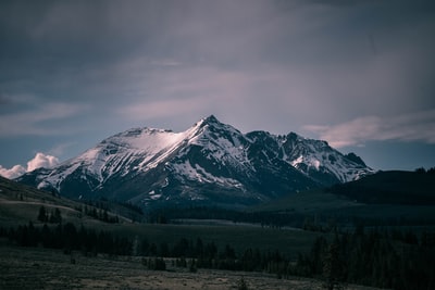 风景摄影的白雪覆盖的山脉
